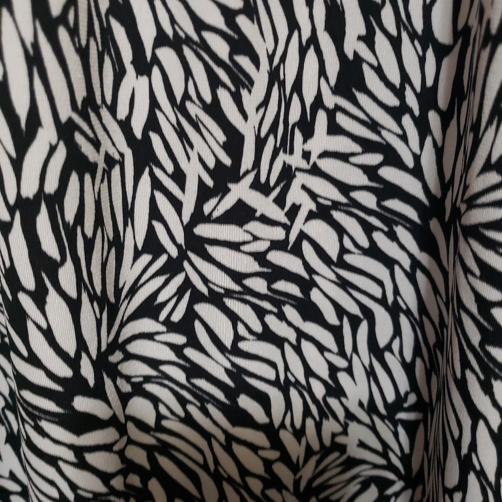 Vince Camuto Knit Blouse Women Size M Vneck Black White "Floral" Pattern - Picture 5 of 7